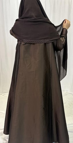 عبايه من الشانتون الناعم باللون البني مع تطريززخفي...