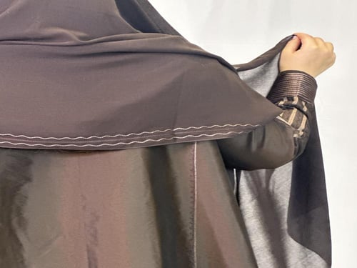 عبايه من الشانتون الناعم باللون البني مع تطريززخفي...