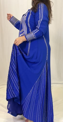 فستان انيق من اللينين الناعم وقصات الكلوش المطرزه...