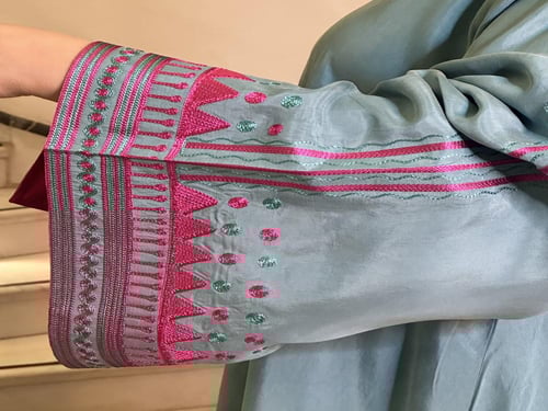 جلابيه راقيه من الحرير المغسول الفرنسي باللون التي...