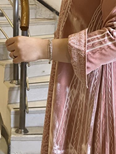 جلابيه من المخمل الفرنسي باللون الوردي مع كشمير مط...