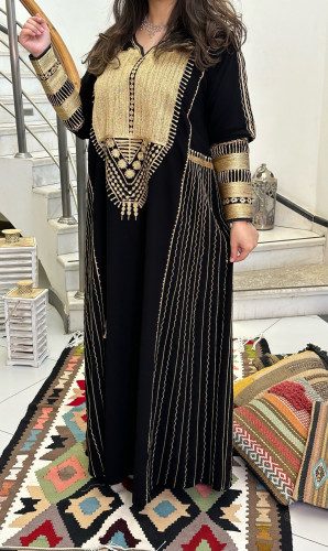 جلابية كريب بتطريز أمامي ذهبي (أسود) #87