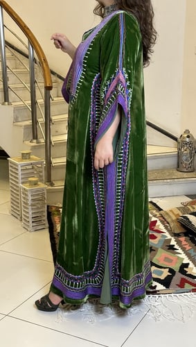 جلابيه شتويه من المخمل الفرنسي الناعم بتطريز كامل...