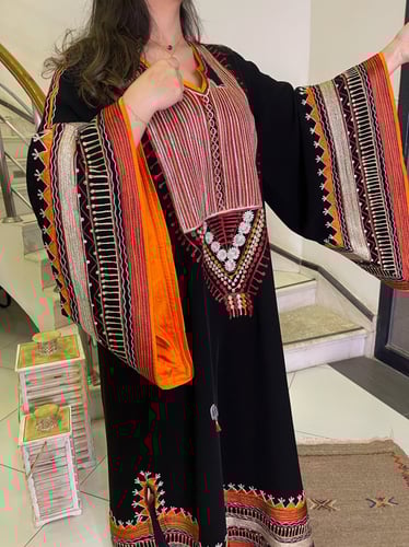 جلابية يوم التأسيس مستوحى من ثوب المرودن (أسود وبر...