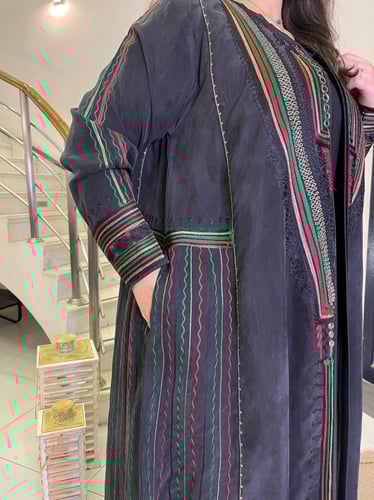 عباية حرير مغسول أسود بتطريز ملون #81