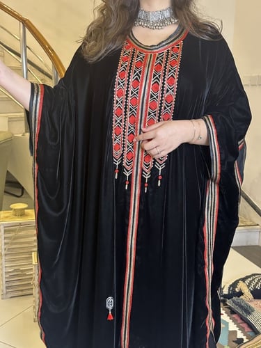 جلابيه من المخمل الاسود مجمله بحرير شيفون مطرز بال...