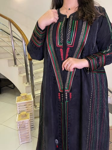 عباية حرير مغسول أسود بتطريز ملون #81