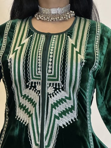 فستان انيق من المخمل الفرنسي بقصات حرير