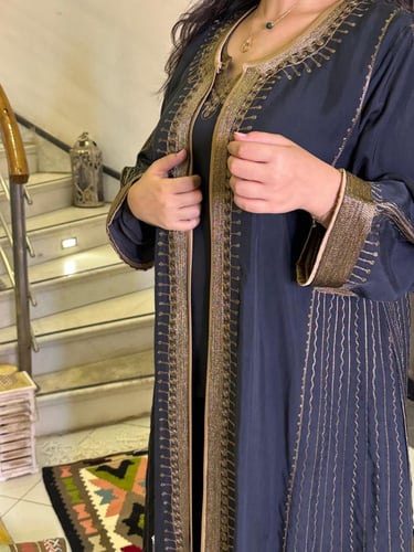 طقم يحتوي على بلوزة وبنطال وعباية وطرحة من الشاموا...