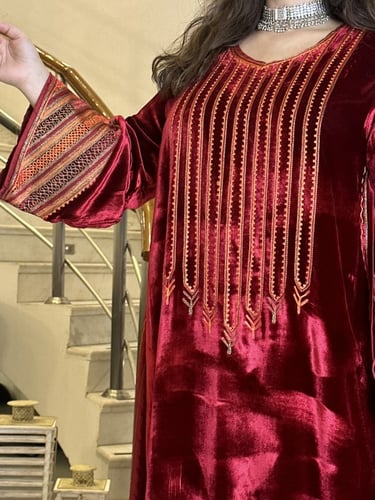 جلابيه من المخمل الفرنسي مع قطعه راقيه مطرزه ومشكو...