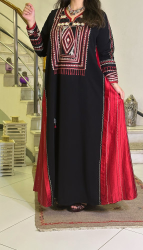 جلابية كريب وحرير بتطريز أمامي وكشمير (أسود) #116