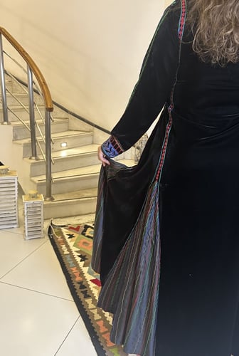 فستان من المخمل الاسود بكلوشات حرير