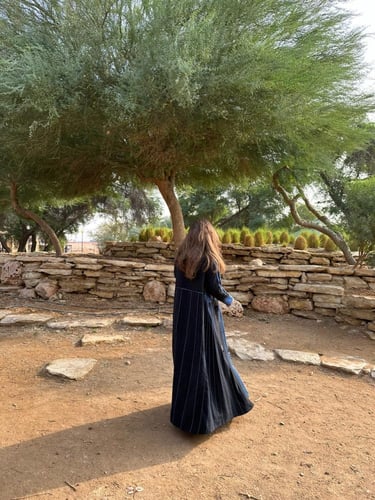 عبايه كوت من الصوف المنقط ببطانه من الحرير الازرق...