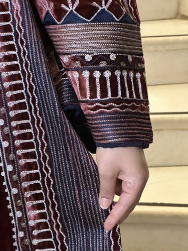 جلابيه شتويه مخمل فرنسي ناعم باللون المارون والتطر...