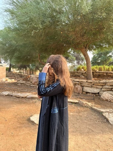 عبايه كوت من الصوف المنقط ببطانه من الحرير الازرق...