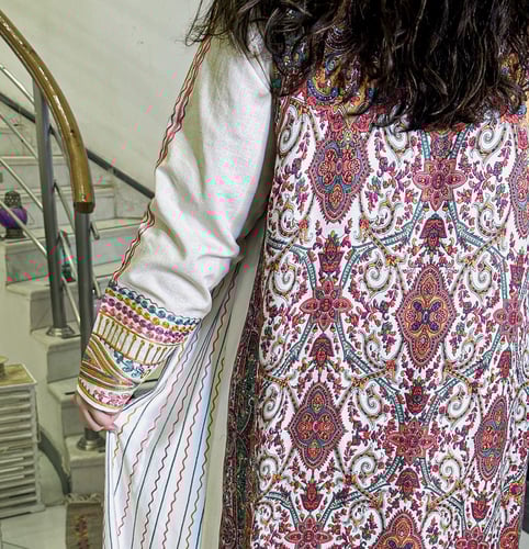 جلابية كريب بتطريز أمامي وكشمير خلفي عنابي (بيج) #...