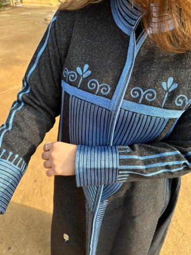 عبايه كوت من الصوف المنقط ببطانه من الحرير الازرق...