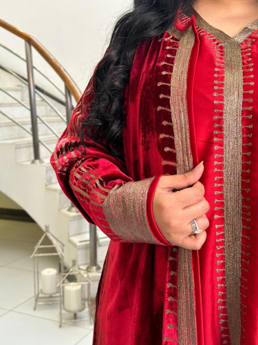 عباية مخمل بتطريز خلفي مع ثوب العباية #51