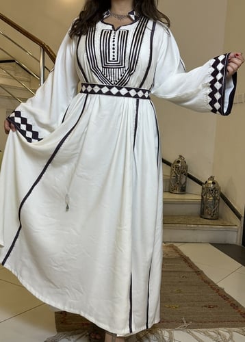 جلابيه من الحرير السكري بالتطريز الليلكي مع شال مخ...