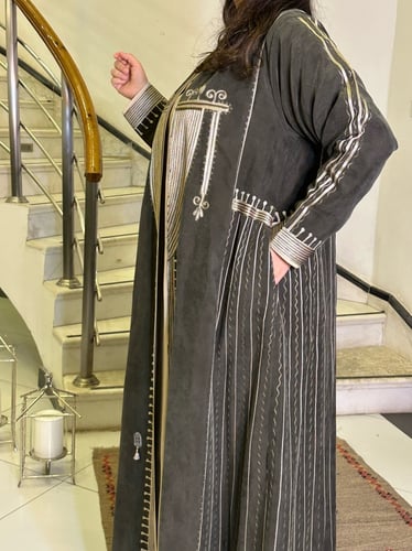 عباية حرير مغسول بتطريز أمامي (زيتي وبيج) #95