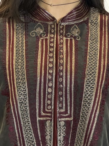 عبايه من الحرير المغسول الاسود الباهت مع الطرحه