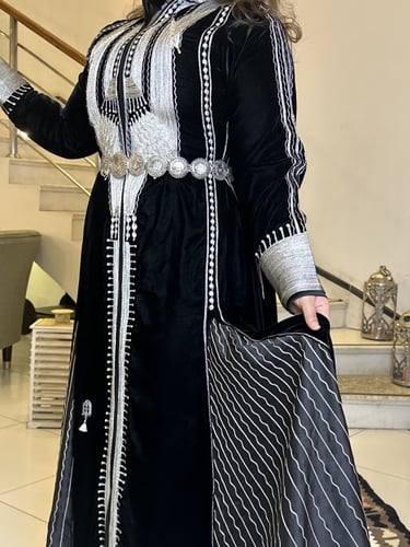 فستان من المخمل الاسود مع الحرير