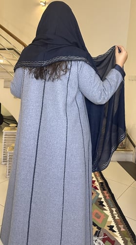 عبايه انيقه من الصوف باللون السماوي بتطريز ناعم كح...