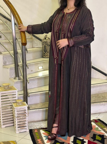 طقم يحتوي على بلوزة وبنطال وطرحة وعباية شاموا حرير...