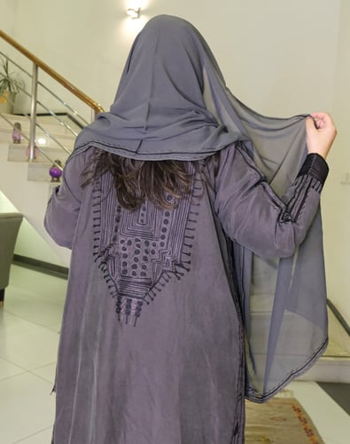 عباية حرير مغسول بتطريز خلفي (رمادي) #140