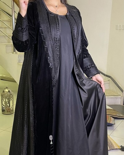 عبايه شتويه من المخمل الاسود بجوانب حرير مع الطرحه...