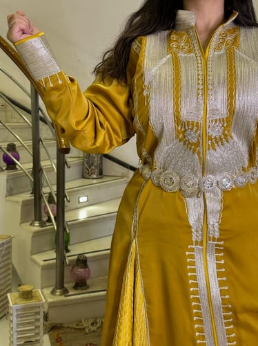 جلابية حرير وكريب كلوش بتطريز أمامي (أصفر) #120