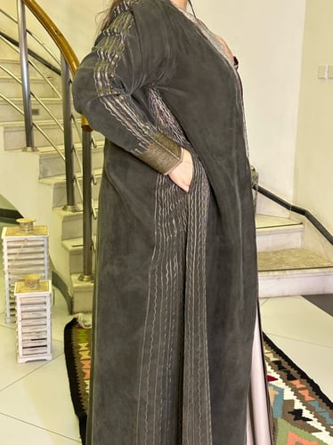 عباية شاموا حرير بتطريز خلفي (زيتي ونحاسي) #102