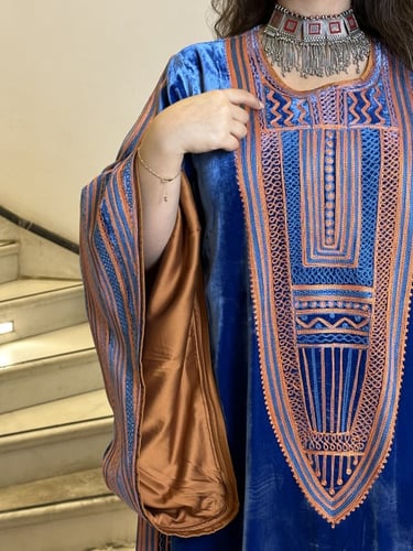 جلابيه شتويه من المخمل الفرنسي الناعم باللون الازر...