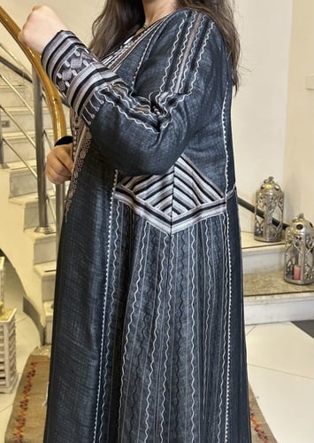 عبايه من اللينين باللون الرمادي الداكن #256