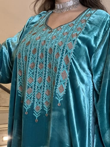 جلابيه من المخمل الفرنسي باضافه من اللينين المشكوك...