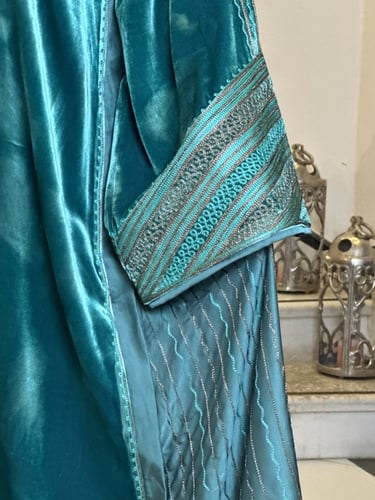 جلابيه من المخمل الفرنسي باضافه من اللينين المشكوك...