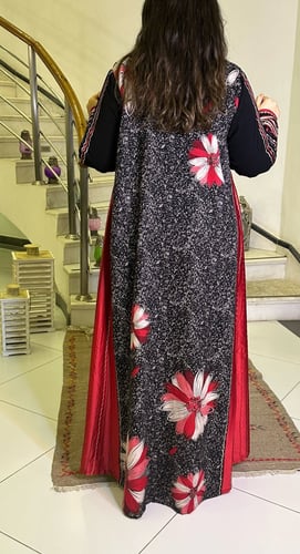 جلابية كريب وحرير بتطريز أمامي وكشمير (أسود) #116