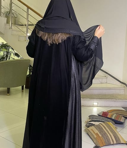 عبايه شتويه من المخمل الاسود بجوانب حرير مع الطرحه...