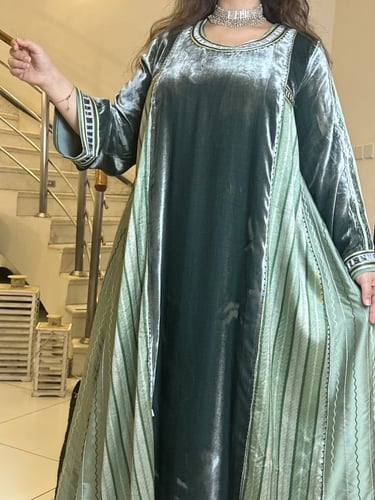 جلابيه من المخمل الفرنسي مع الساتان المقلم والحرير