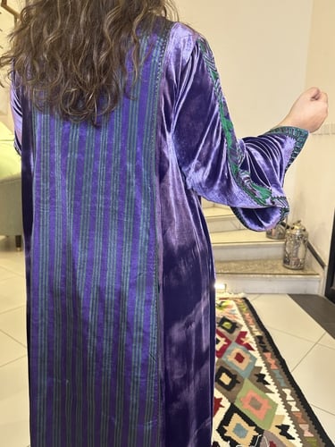 جلابيه من المخمل الفرنسي باللون الموف مجمله بقطعه...