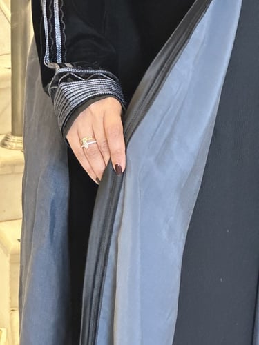 عبايه انيقه من المخمل الاسود مع اللينين الرمادي