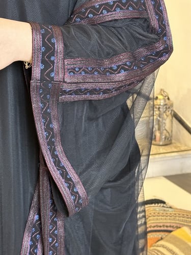 دمج جميل بين النشل النجدي والتطريز الجنوبي