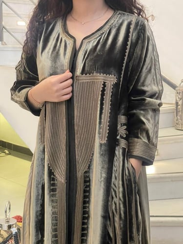 عباءة مخمل مع ثوب داخلي و طرحة #09