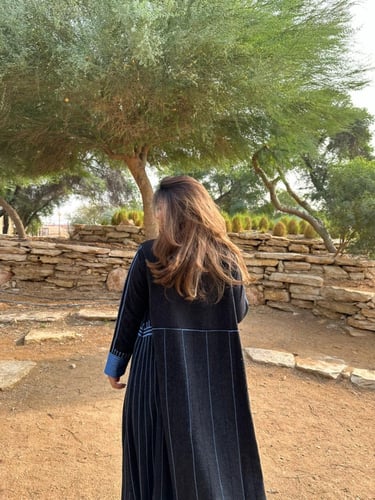 عبايه كوت من الصوف المنقط ببطانه من الحرير الازرق...