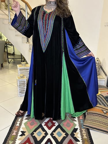 جلابيه انيقه من المخمل الاسود بقصات حرير ملون #239