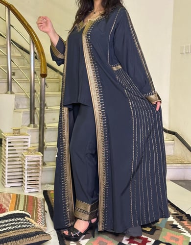 طقم يحتوي على بلوزة وبنطال وعباية وطرحة من الشاموا...