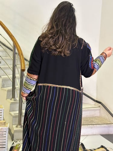 جلابية تقليدي أسود بتطريز أمامي (أخضر، أحمر، أزرق)...