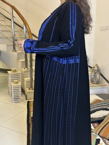 عبايه من الكريب الاسود بالتطريز النيلي مع الطرحه