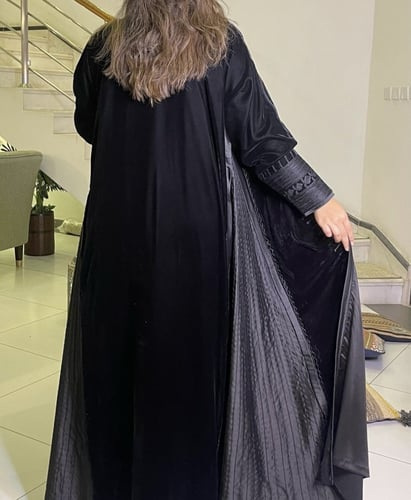 عبايه شتويه من المخمل الاسود بجوانب حرير مع الطرحه...