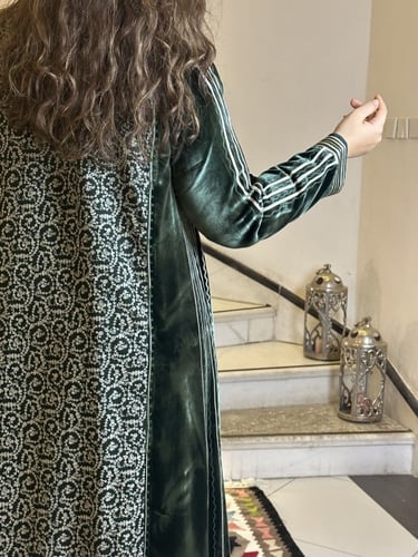 جلابيه من المخمل الفرنسي باللون الاخضر مع كشمير مط...